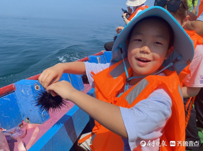 壹粉們一早乘船體驗(yàn)海上捕撈直呼：又鮮又肥，生吃海膽太帶勁了