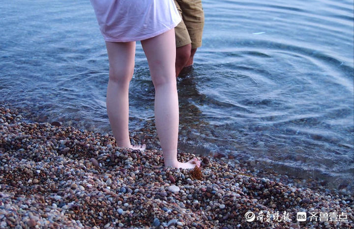 南隍城島戲水！壹粉大咖暢享清澈海水，漫步最美卵石灘