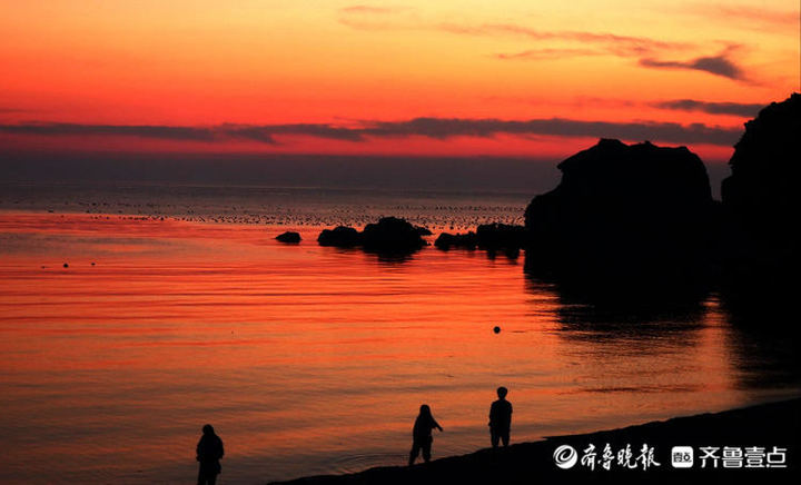落日余暉緋紅一片！南城隍島看日落，壹粉們沉醉在最美時光里